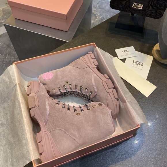 UGG BOOTS - Picture 1 of 8